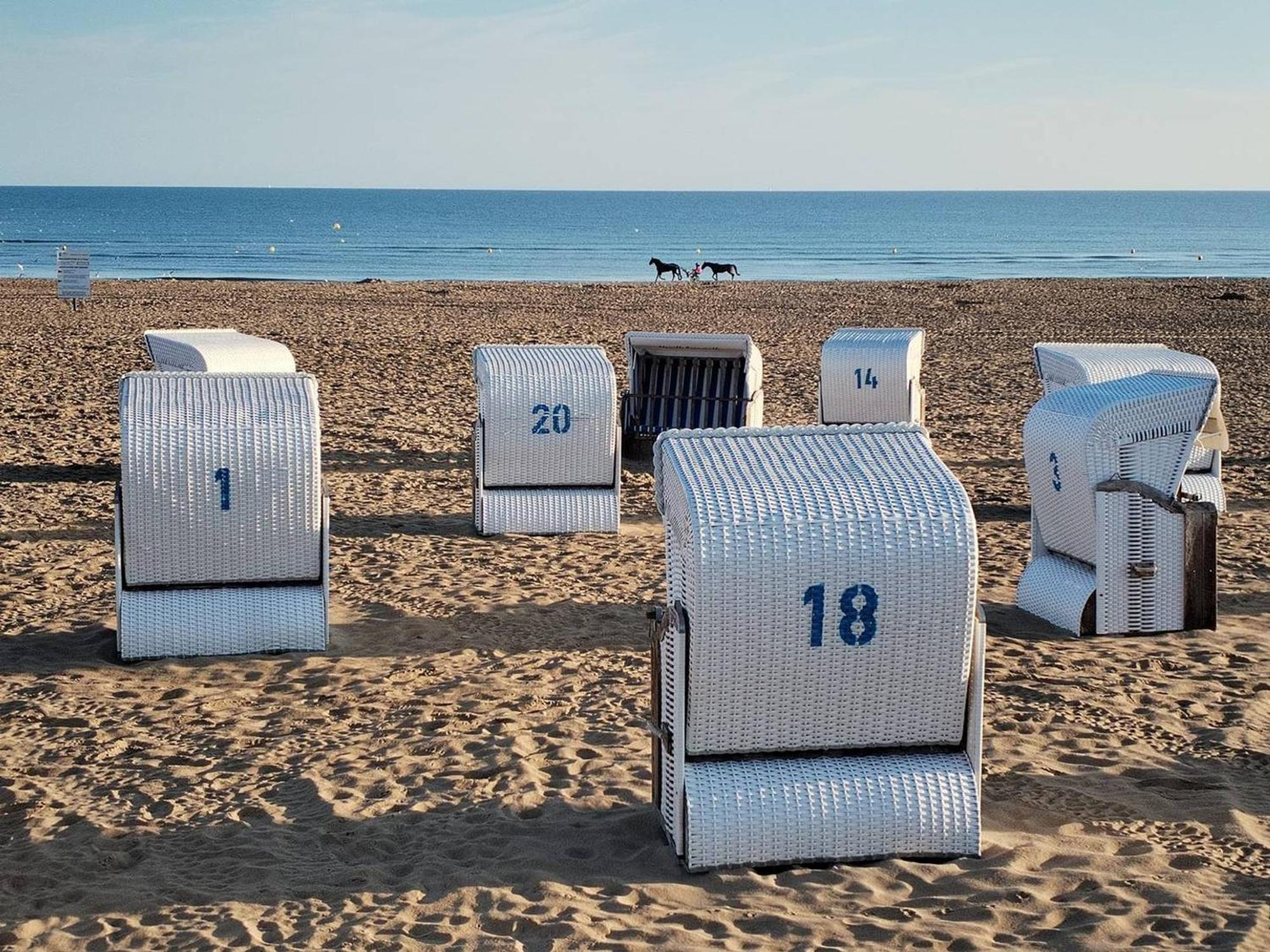 Studio Avec Terrasse, Parking Prive Et Acces Direct A La Plage - Fr-1-465-86 Merville-Franceville-Plage Kültér fotó